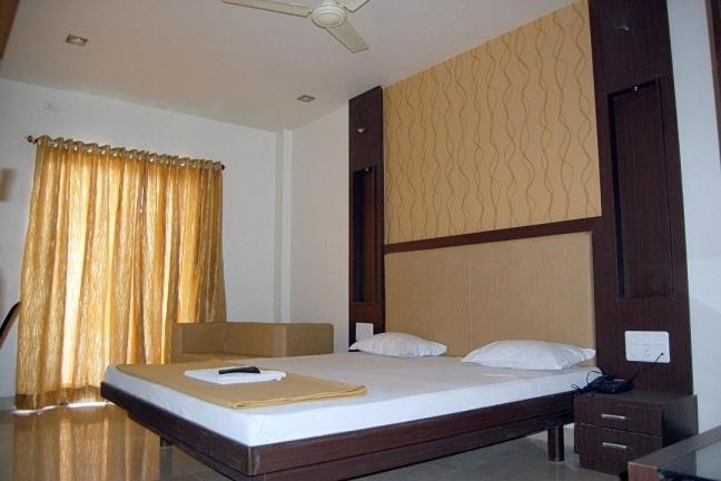 Hotel Sangram Palace Shirur Exterior photo